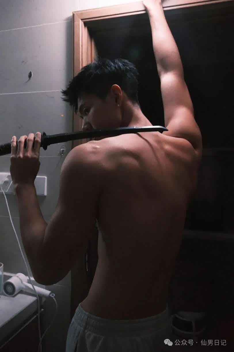 图片[26]-被孟子义表扬的体育生！在直播间里秀腹肌做惩罚……-小蓝短视频