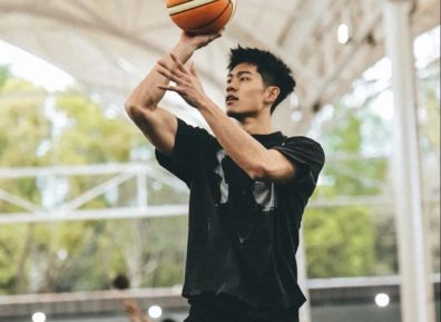 被孟子义表扬的体育生！在直播间里秀腹肌做惩罚……