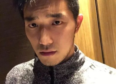 打篮球小哥自拍照大长腿大胸肌，长得太帅气！