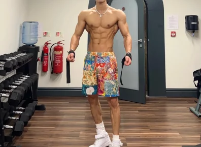 狼狗系野性，这性感的小身板