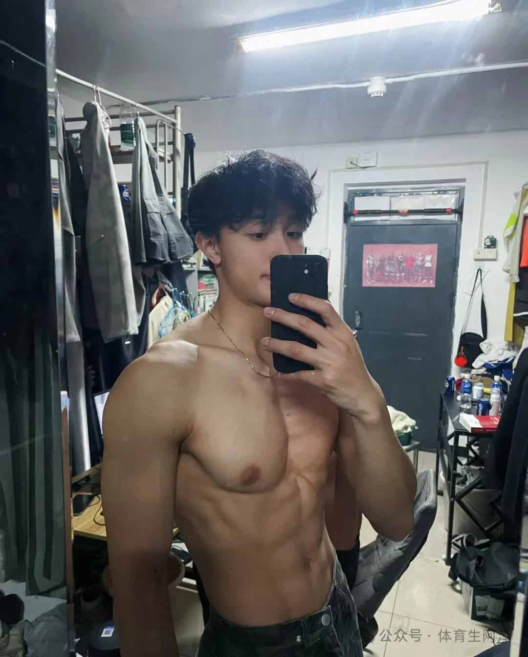 图片[1]-北体185体育生，健硕的胸肌，女生见了都z自卑.....-小蓝短视频