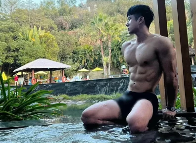 穿紧身泳裤泡温泉的粗壮腿筋肉帅哥鼻子超大