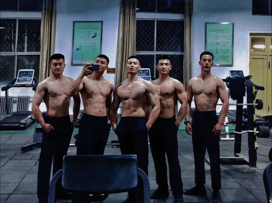 图片[1]-来选肌肉老公了，你们要哪一个？-小蓝短视频