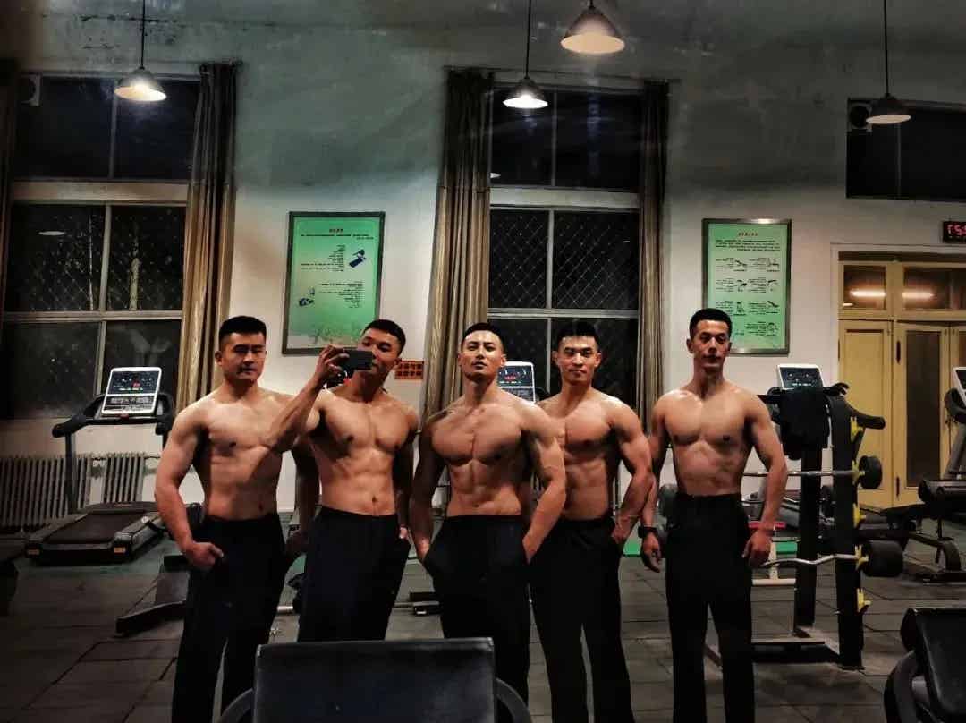 图片[2]-来选肌肉老公了，你们要哪一个？-小蓝短视频