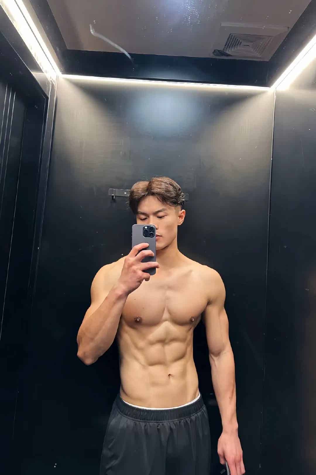 图片[2]-低脂人夫感肌肉帅哥健身房自拍-小蓝短视频