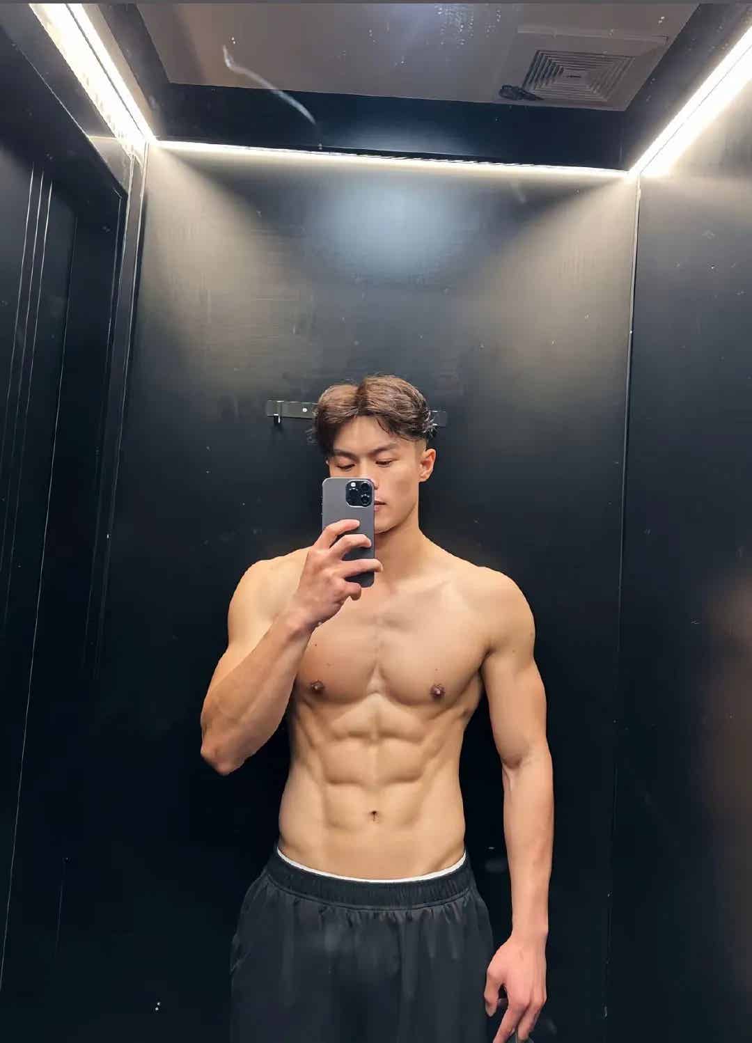 图片[3]-低脂人夫感肌肉帅哥健身房自拍-小蓝短视频