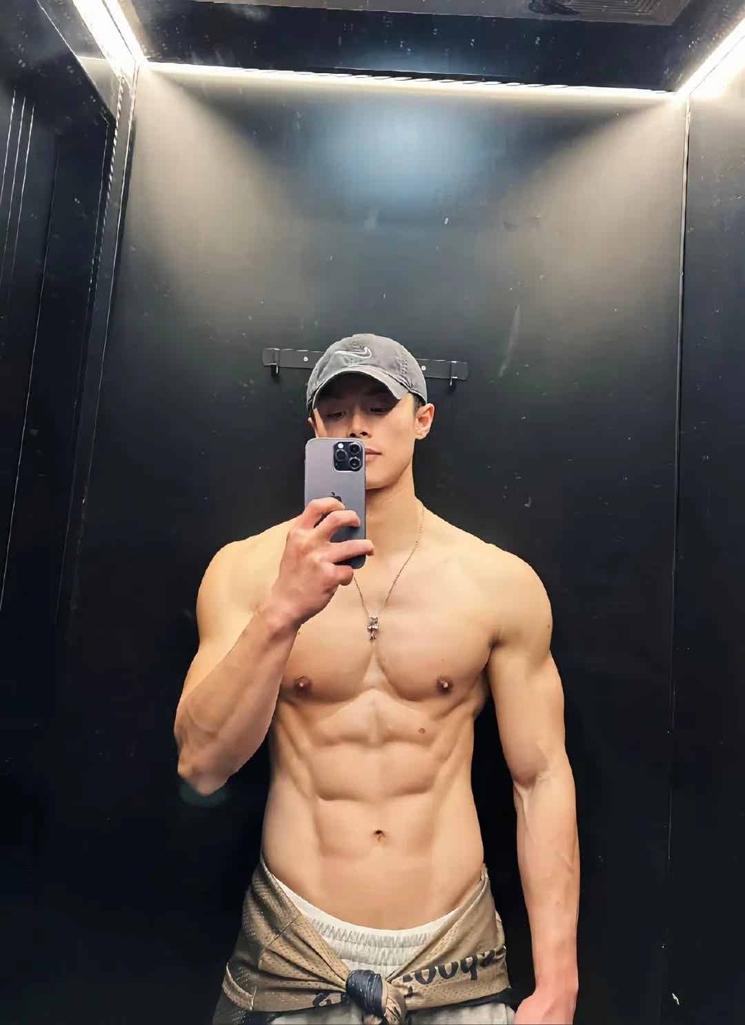 图片[4]-低脂人夫感肌肉帅哥健身房自拍-小蓝短视频