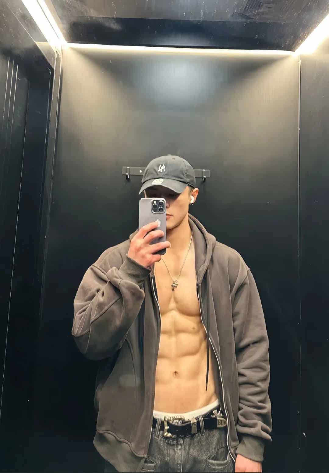 图片[5]-低脂人夫感肌肉帅哥健身房自拍-小蓝短视频