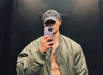 低脂人夫感肌肉帅哥健身房自拍