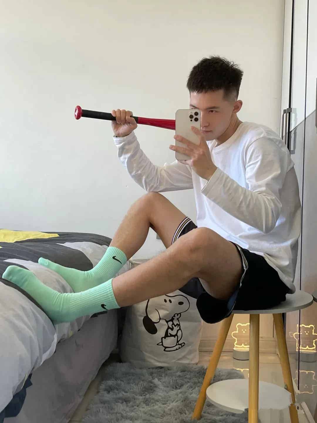 图片[12]-现在的体育生都喜欢迈腿自拍，长的真好看呀！-小蓝短视频