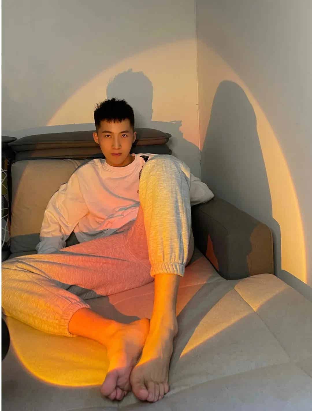 现在的体育生都喜欢迈腿自拍，长的真好看呀！-小蓝短视频