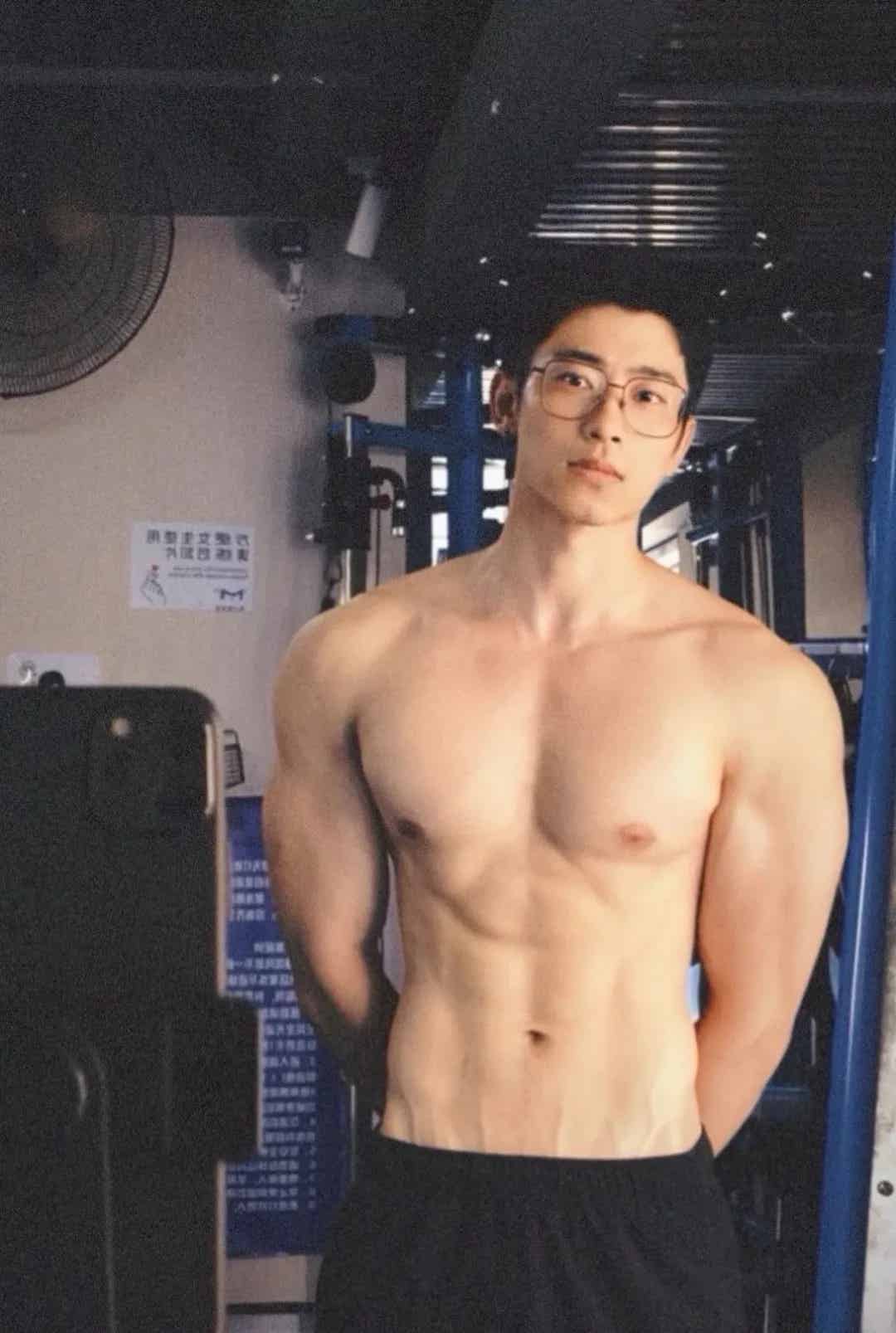 图片[2]-这个广州的斯文肌肉教练，居然可单次！-小蓝短视频