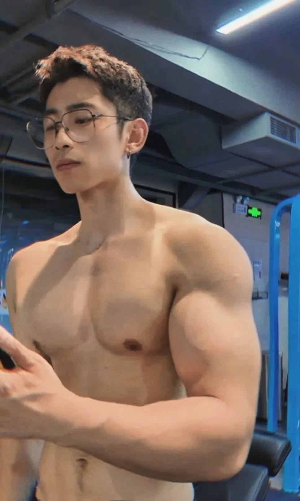 图片[5]-这个广州的斯文肌肉教练，居然可单次！-小蓝短视频