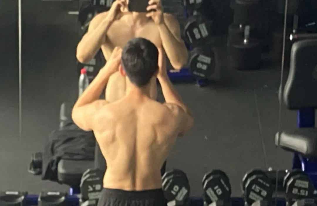 图片[9]-这个广州的斯文肌肉教练，居然可单次！-小蓝短视频