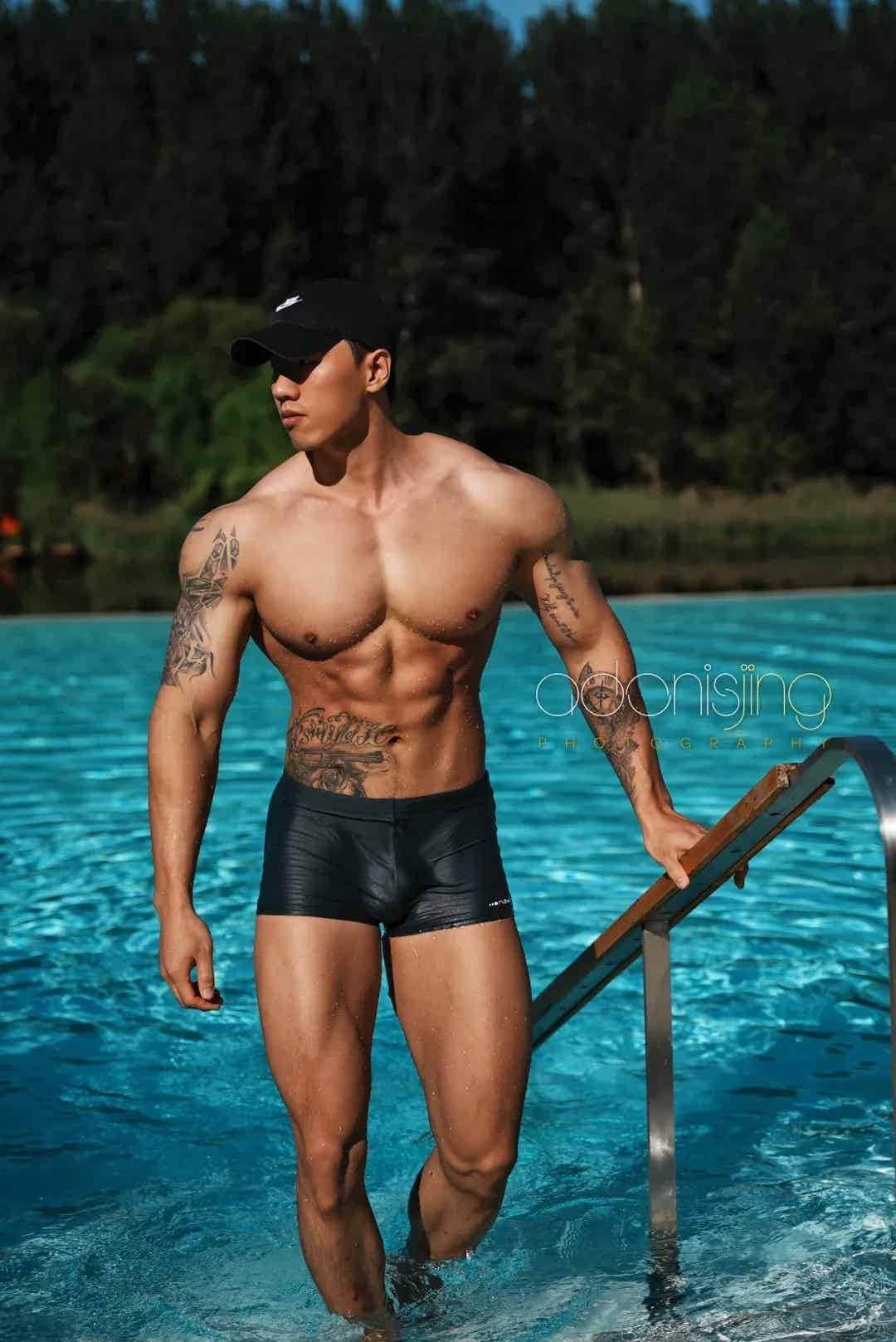 图片[1]-又又又被粉丝考古啦！192CM汪顺的泳裤太太勒了！-小蓝短视频