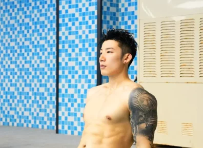 刘京镜头下的阳刚脂包肌:这位肌肉小哥哥如何打造完美身材