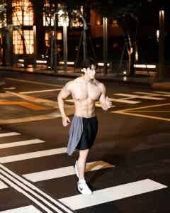 图片[1]-T字裤走秀到赤膊夜跑，健身男模实力在线炸裂-小蓝短视频