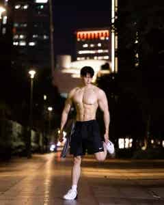 图片[2]-T字裤走秀到赤膊夜跑，健身男模实力在线炸裂-小蓝短视频