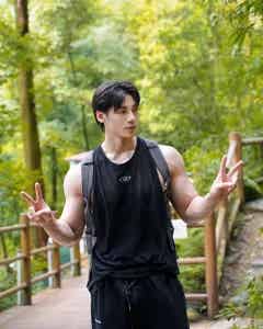 图片[4]-T字裤走秀到赤膊夜跑，健身男模实力在线炸裂-小蓝短视频