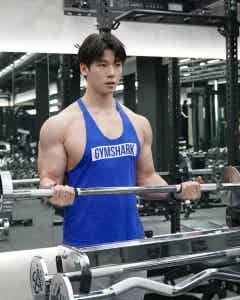 图片[7]-T字裤走秀到赤膊夜跑，健身男模实力在线炸裂-小蓝短视频