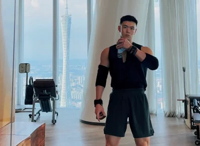 宽背窄腰白袜，183cm肌肉型男秀完美身材迎接秋天