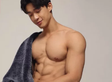 游泳教练，紧致，撩起腹肌还想继续脱