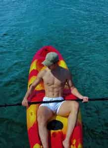 图片[1]-黑皮小哥玩划艇腹肌太美，广西小伙从不让人失望！-小蓝短视频