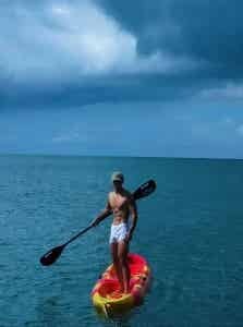 图片[2]-黑皮小哥玩划艇腹肌太美，广西小伙从不让人失望！-小蓝短视频