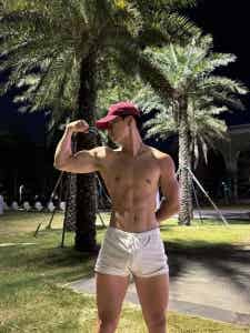 图片[3]-黑皮小哥玩划艇腹肌太美，广西小伙从不让人失望！-小蓝短视频