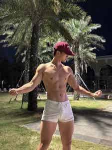 图片[5]-黑皮小哥玩划艇腹肌太美，广西小伙从不让人失望！-小蓝短视频