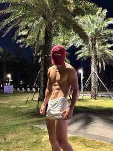 图片[6]-黑皮小哥玩划艇腹肌太美，广西小伙从不让人失望！-小蓝短视频