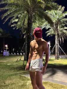 图片[4]-黑皮小哥玩划艇腹肌太美，广西小伙从不让人失望！-小蓝短视频