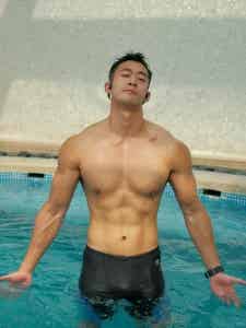 图片[1]-跟肌肉男小师弟一起修车，他居然上手啦？ ​​​-小蓝短视频