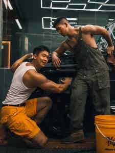 图片[3]-跟肌肉男小师弟一起修车，他居然上手啦？ ​​​-小蓝短视频