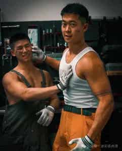 图片[22]-跟肌肉男小师弟一起修车，他居然上手啦？ ​​​-小蓝短视频