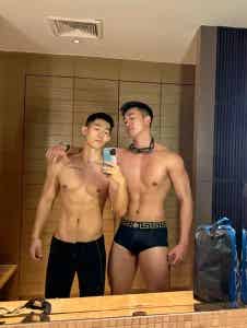 跟肌肉男小师弟一起修车，他居然上手啦？ ​​​-小蓝短视频