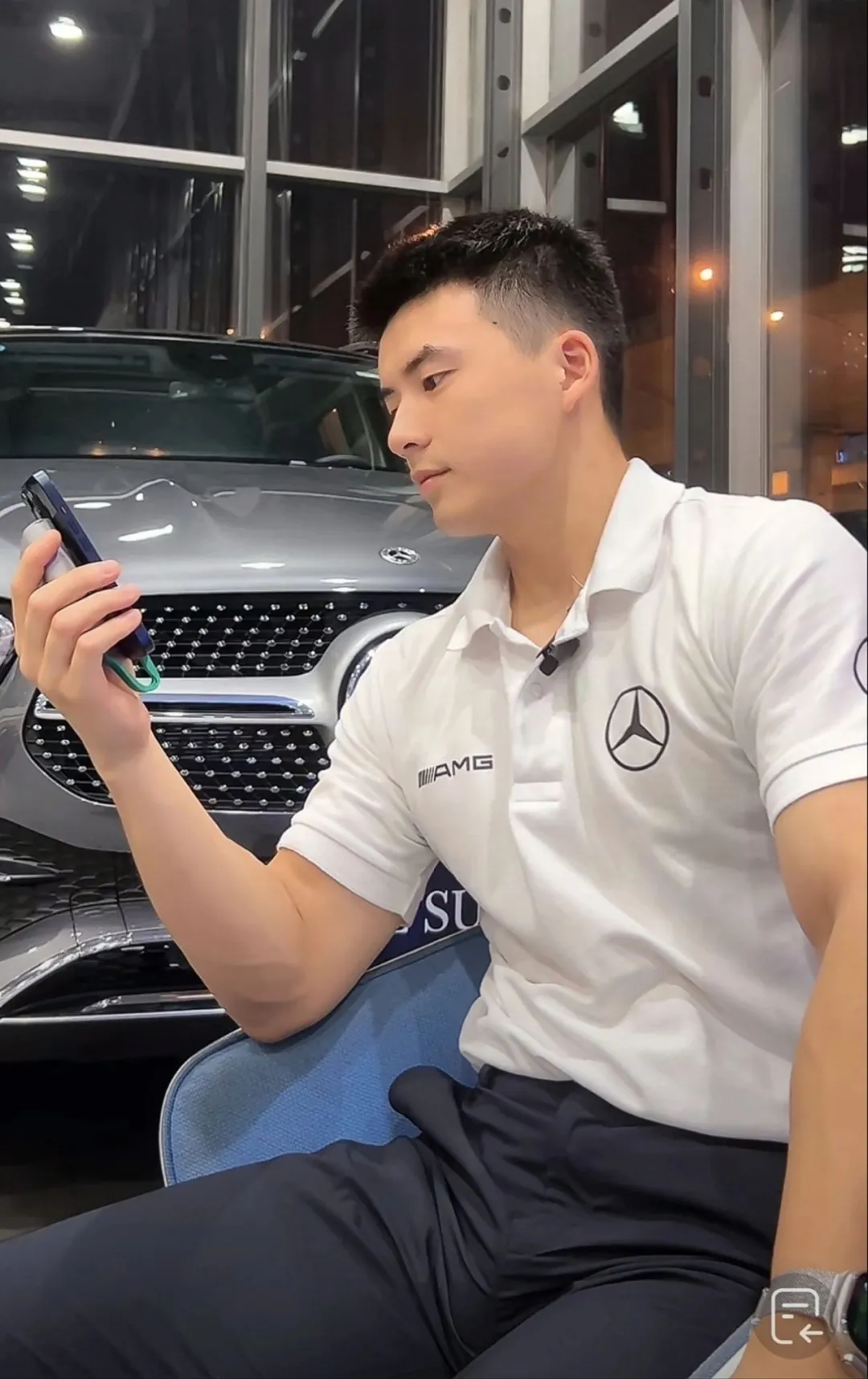 壹臣？又火了？穿正装皮鞋卖车的超帅销售！-小蓝短视频