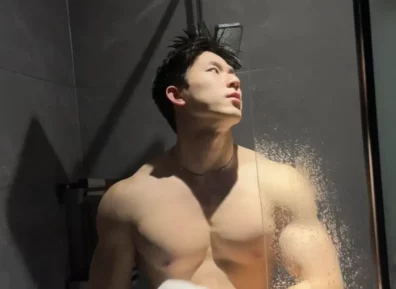 健身房脱衣的运动男，洗澡样子让人爱！