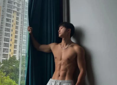 黑皮小哥玩划艇腹肌太美,广西小伙从不让人失望!