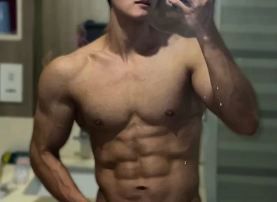 黑皮健身大神亮色泳裤海滩秀肌肉，身材太撩了！