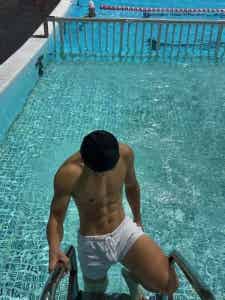 图片[7]-黑皮小哥玩划艇腹肌太美，广西小伙从不让人失望！-小蓝短视频