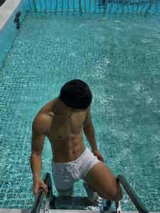 图片[8]-黑皮小哥玩划艇腹肌太美，广西小伙从不让人失望！-小蓝短视频