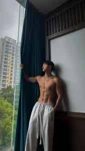 黑皮小哥玩划艇腹肌太美,广西小伙从不让人失望!-小蓝短视频