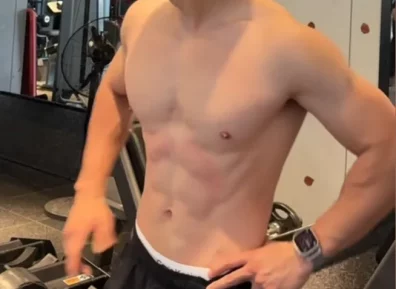 穿正装皮鞋卖车超帅销售的瓜你吃了吗！网友们都尖叫了！