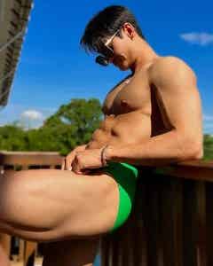 图片[4]-黑皮健身大神亮色泳裤海滩秀肌肉，身材太撩了！-小蓝短视频