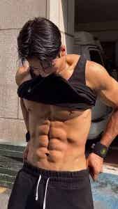 图片[6]-黑皮健身大神亮色泳裤海滩秀肌肉，身材太撩了！-小蓝短视频