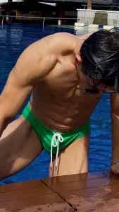 图片[9]-黑皮健身大神亮色泳裤海滩秀肌肉，身材太撩了！-小蓝短视频