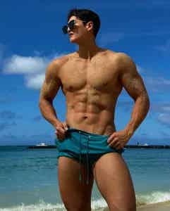 图片[12]-黑皮健身大神亮色泳裤海滩秀肌肉，身材太撩了！-小蓝短视频