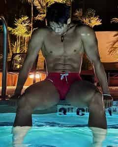 图片[15]-黑皮健身大神亮色泳裤海滩秀肌肉，身材太撩了！-小蓝短视频