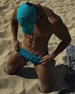 图片[19]-黑皮健身大神亮色泳裤海滩秀肌肉，身材太撩了！-小蓝短视频